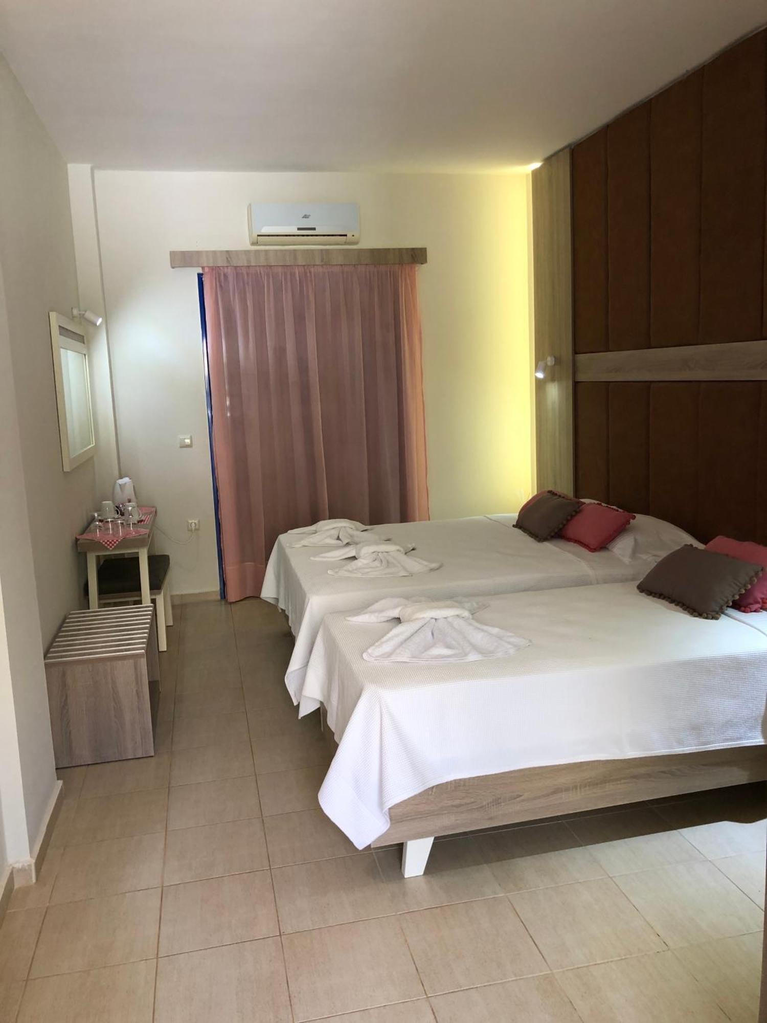 Taverna Akrogiali Loutro Pokoj fotografie